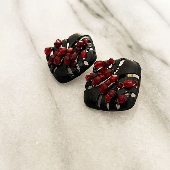 Vintage Abstract Seed Bead Earrings Red Beads Black Metal Diamond Shape Stud - Picture 2 of 6
